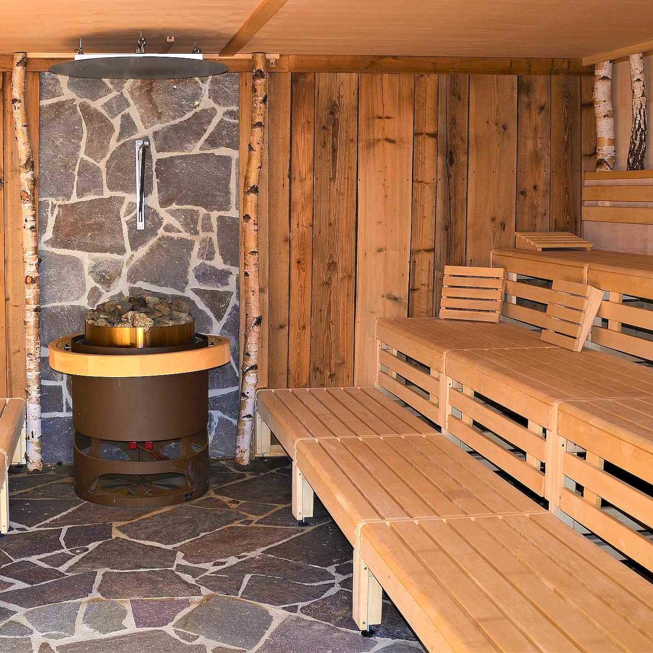 aussensauna-altholz-birkenstaemme-naturstein-arobella-bad-arolsen