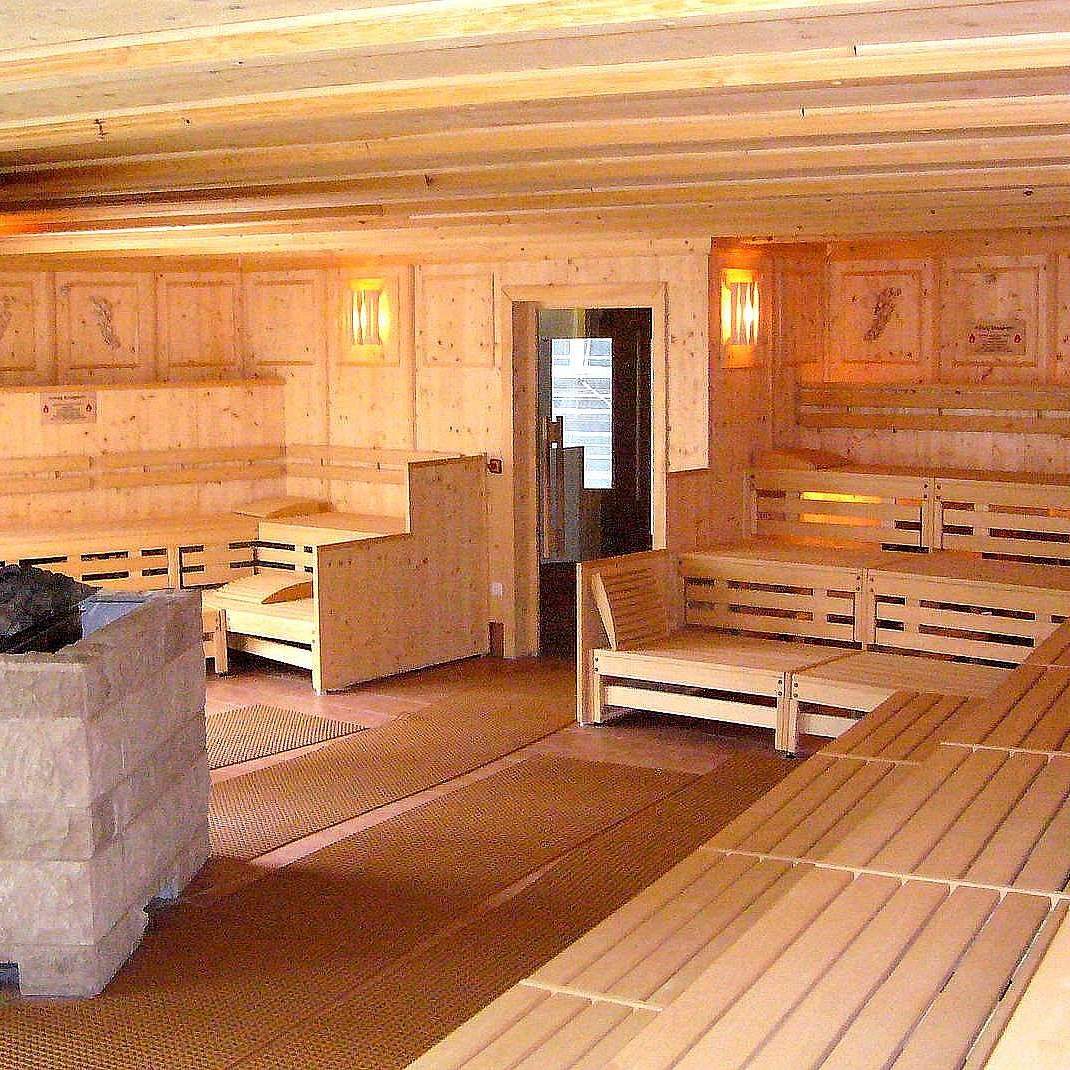 aussensauna-fichtenholz-espenholz-titus-therme-Frankfurt